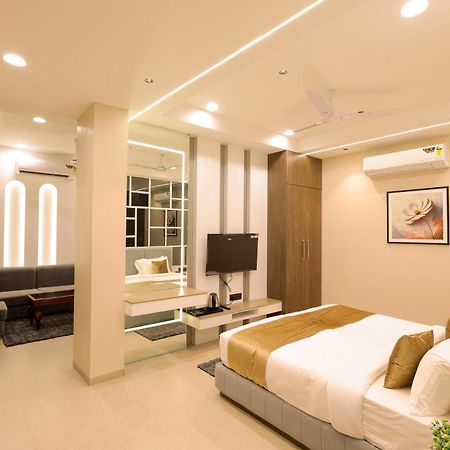 The Meera Hotel 乌贾因 外观 照片
