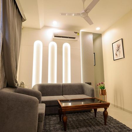 The Meera Hotel 乌贾因 外观 照片