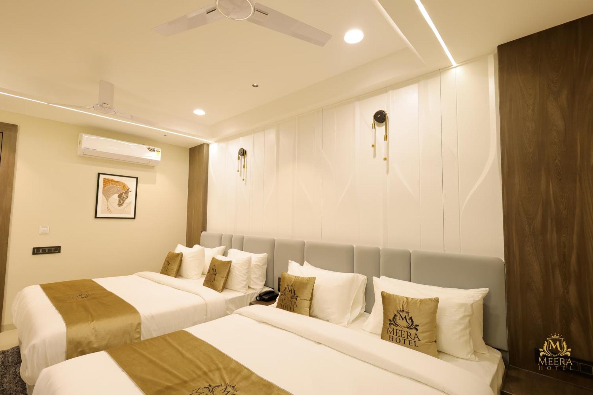 The Meera Hotel 乌贾因 外观 照片