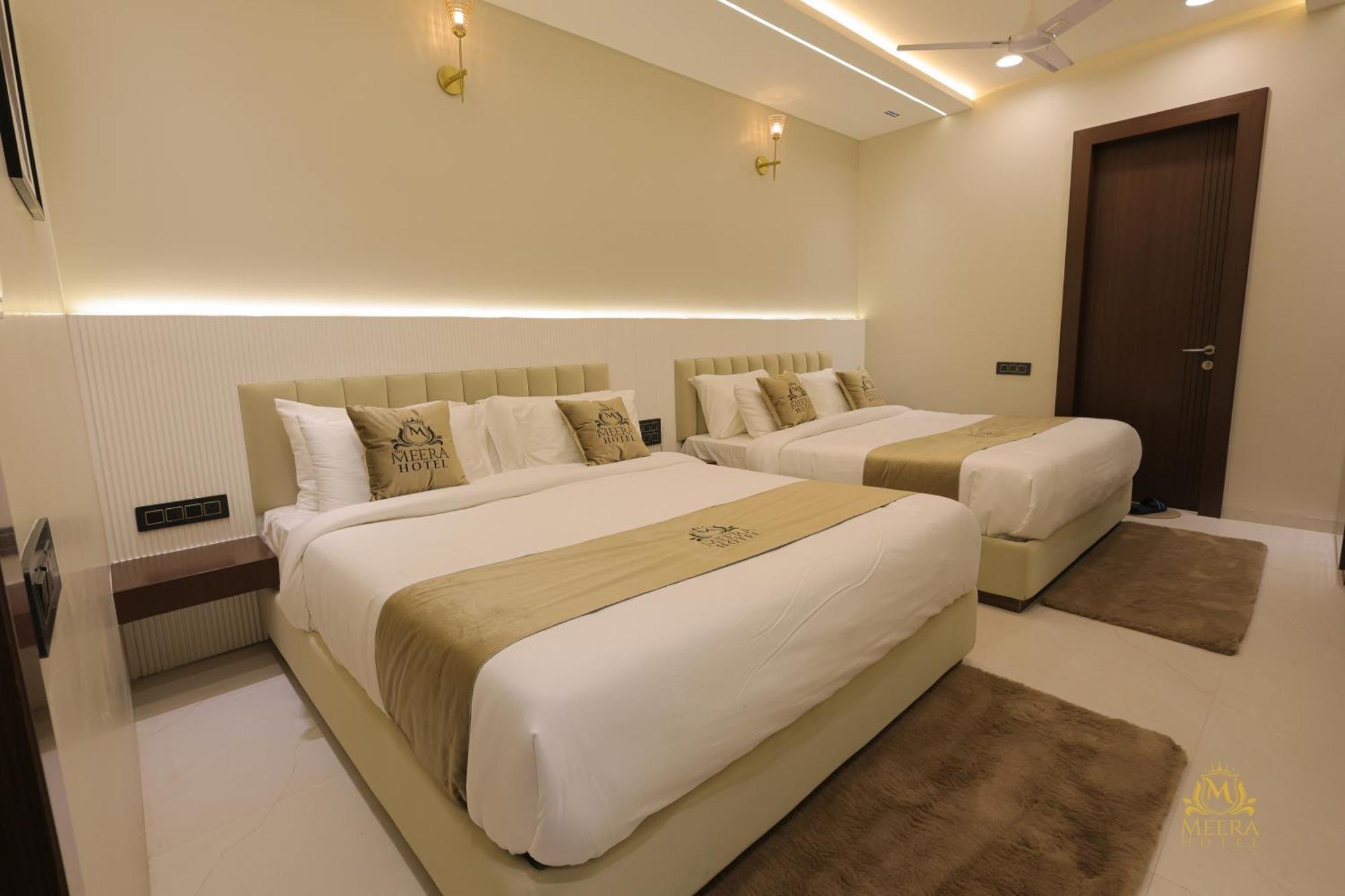 The Meera Hotel 乌贾因 外观 照片