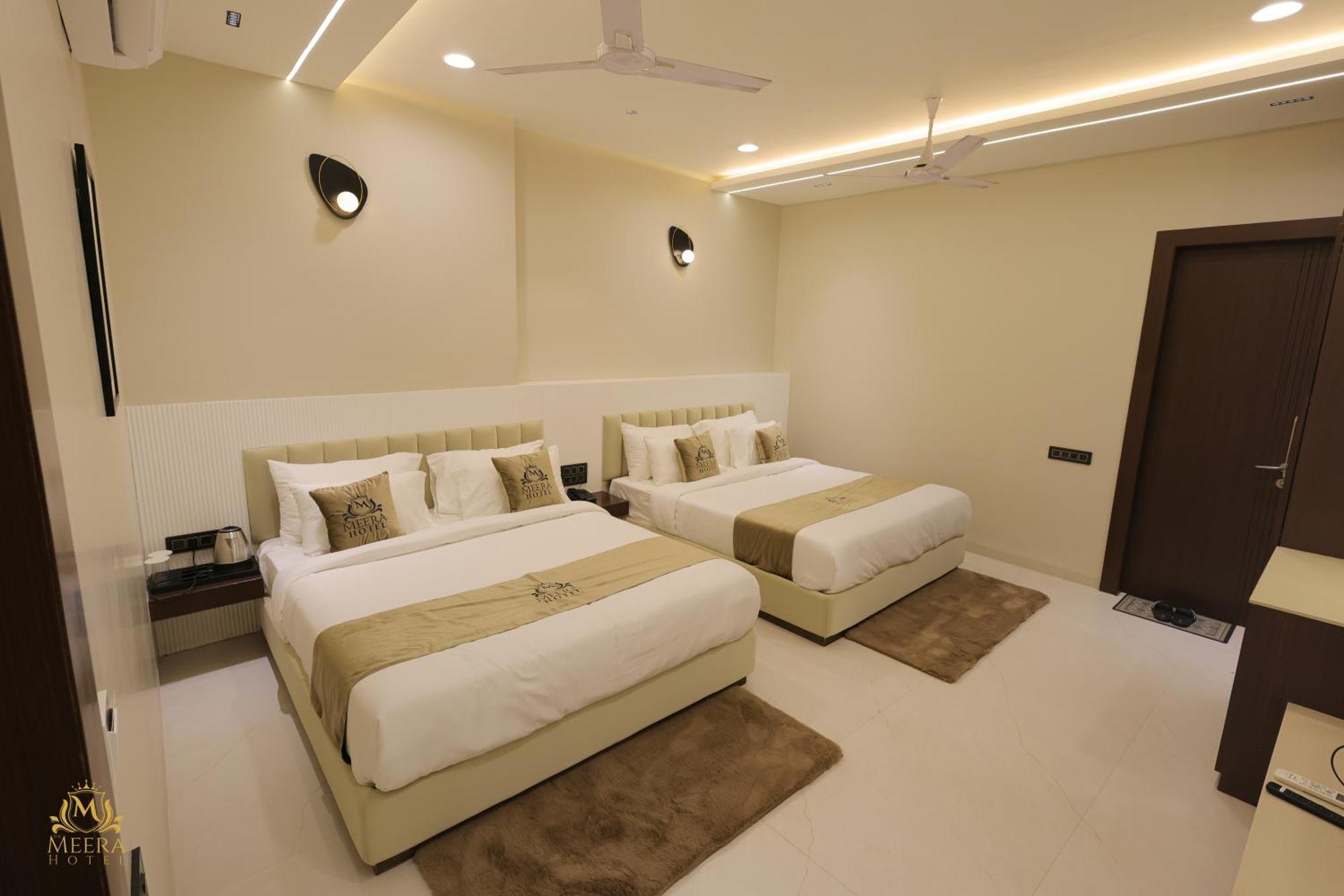 The Meera Hotel 乌贾因 外观 照片