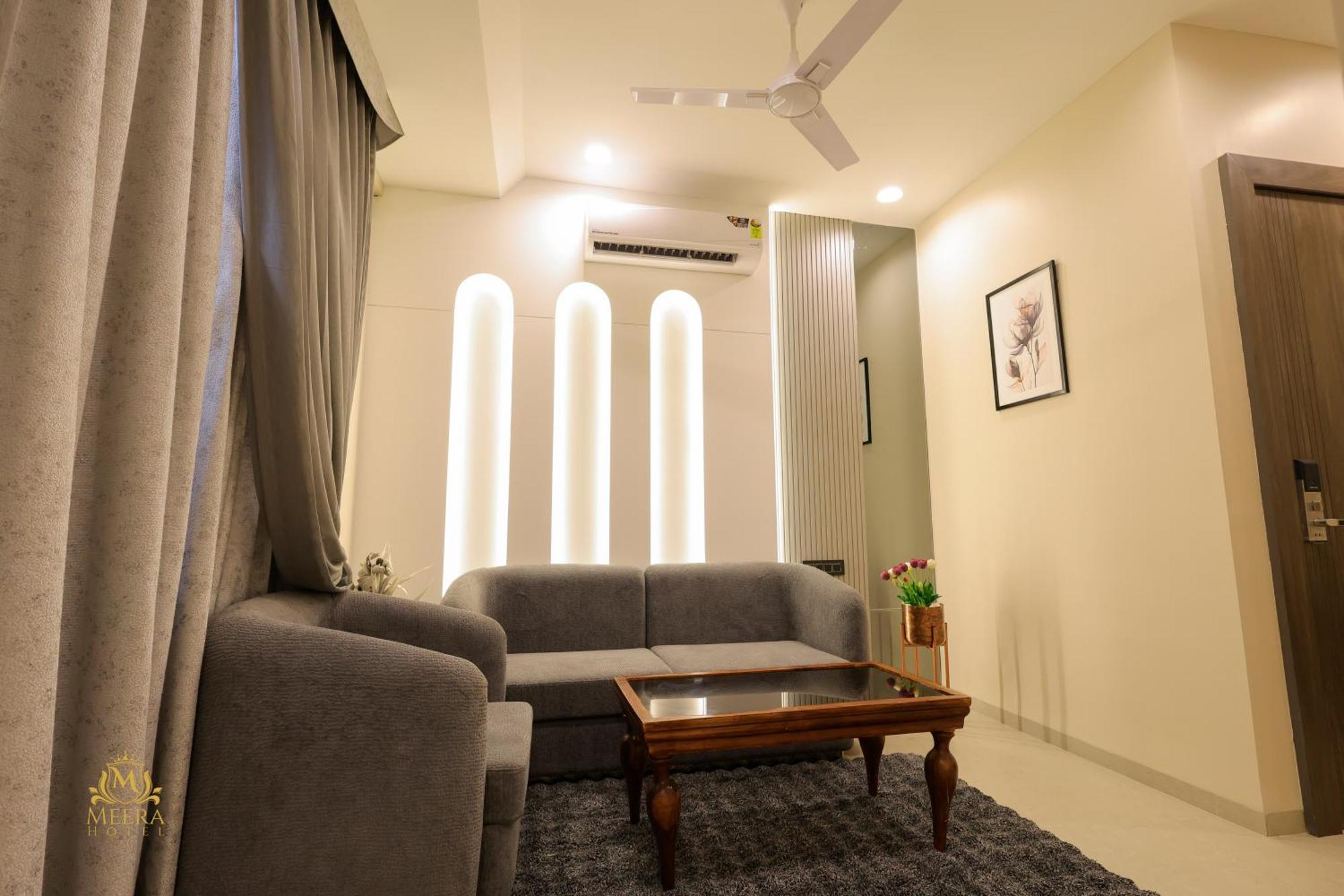 The Meera Hotel 乌贾因 外观 照片
