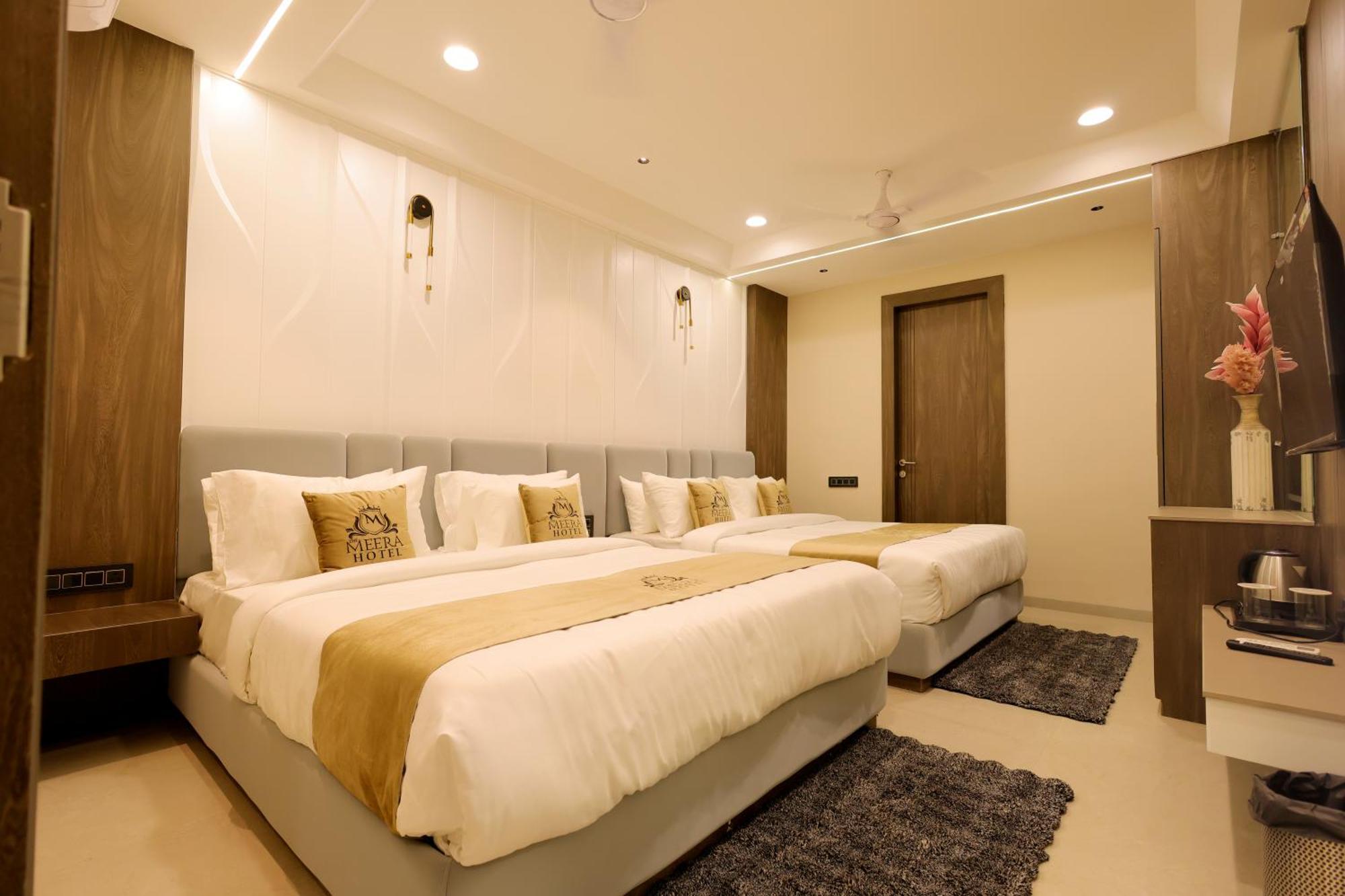The Meera Hotel 乌贾因 外观 照片
