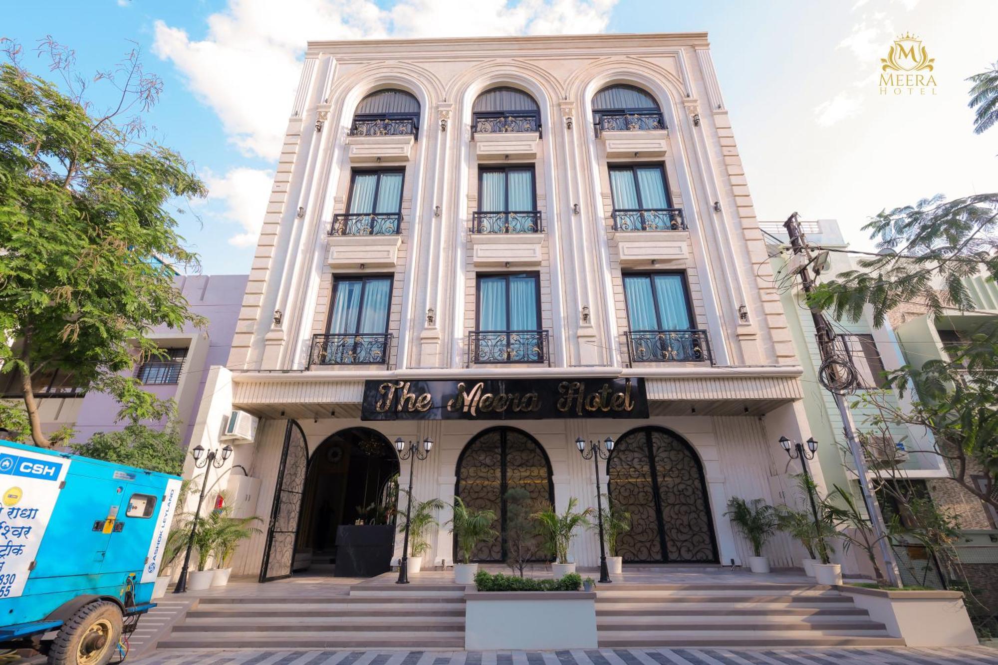 The Meera Hotel 乌贾因 外观 照片
