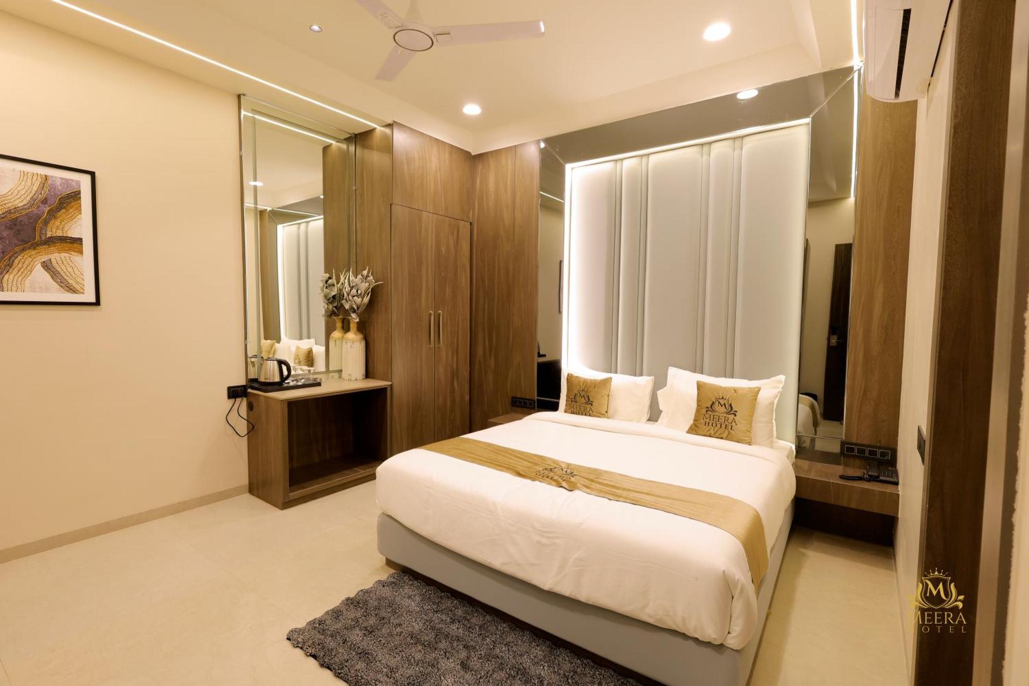 The Meera Hotel 乌贾因 外观 照片
