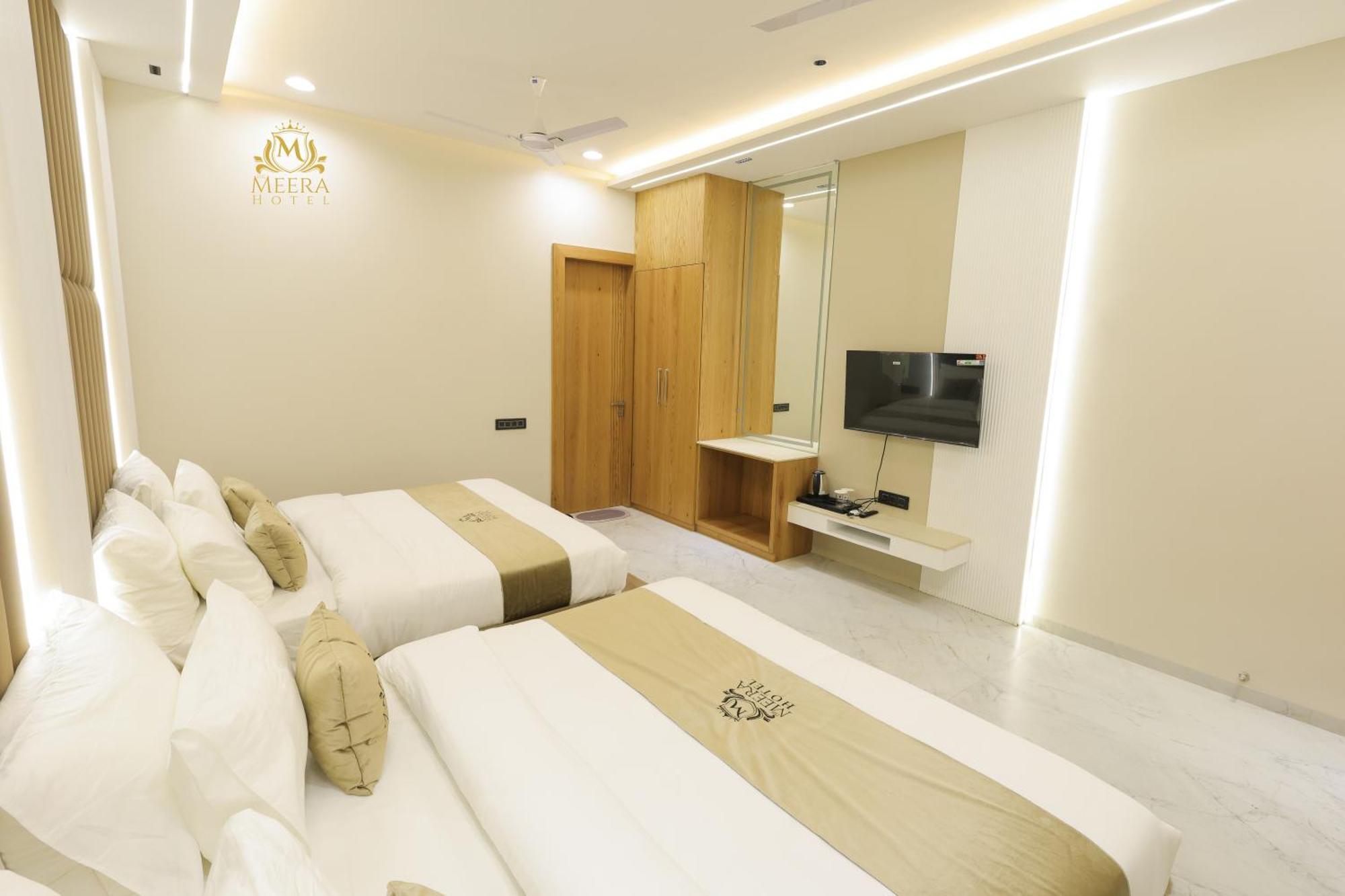 The Meera Hotel 乌贾因 外观 照片