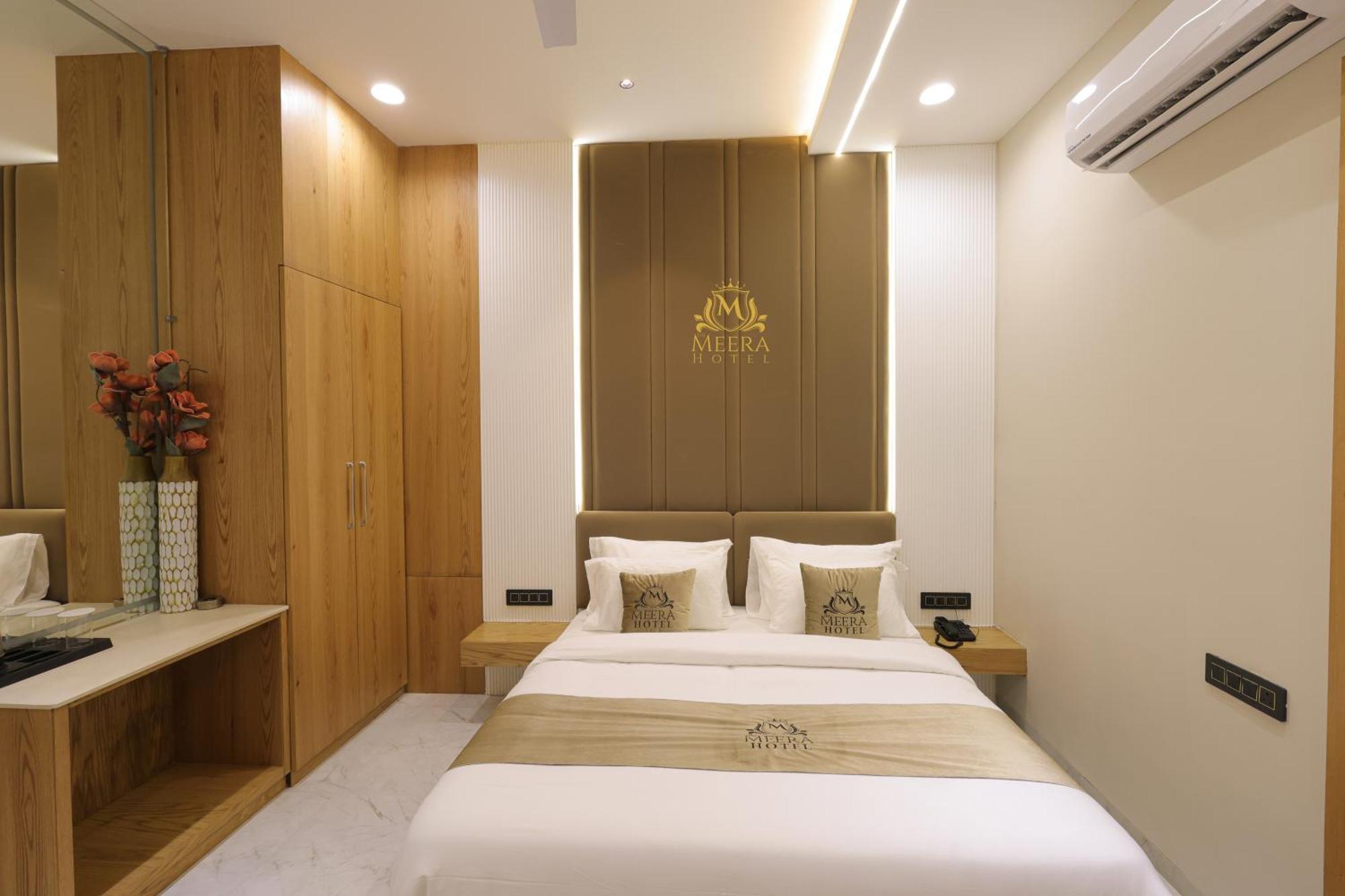 The Meera Hotel 乌贾因 外观 照片