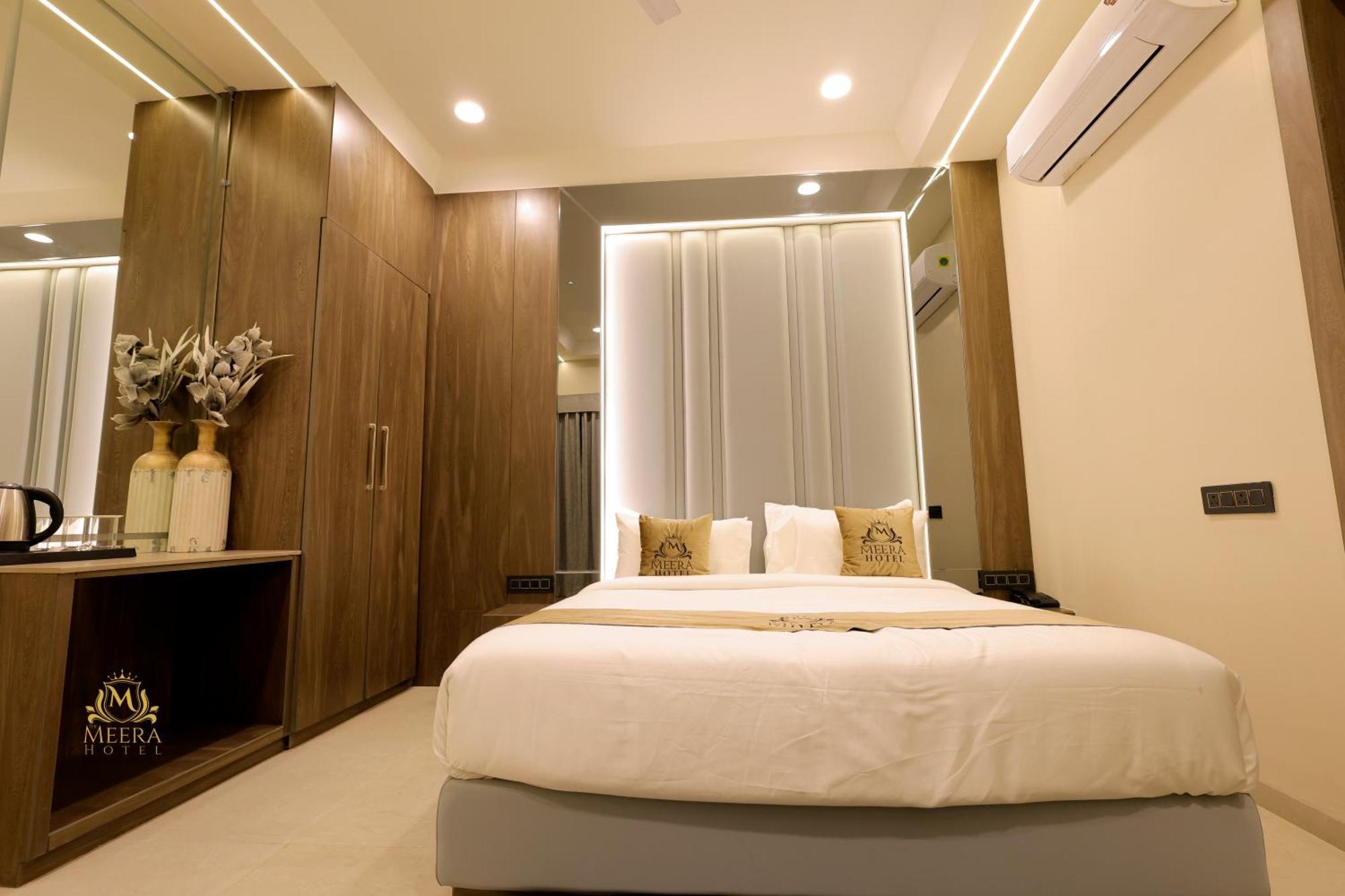 The Meera Hotel 乌贾因 外观 照片