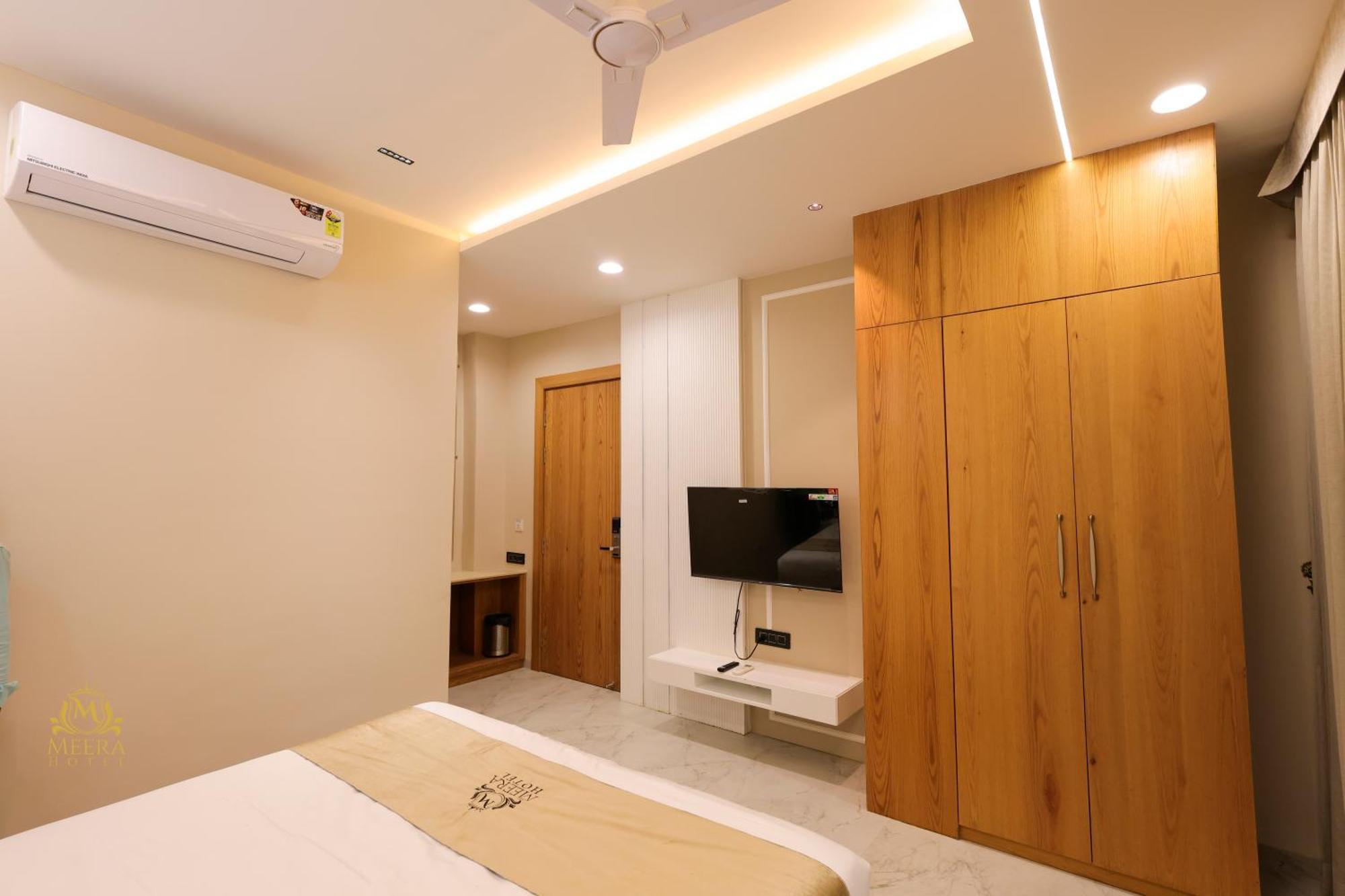 The Meera Hotel 乌贾因 外观 照片