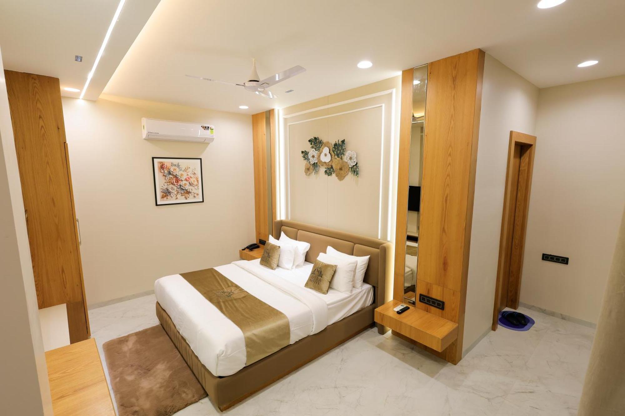 The Meera Hotel 乌贾因 外观 照片
