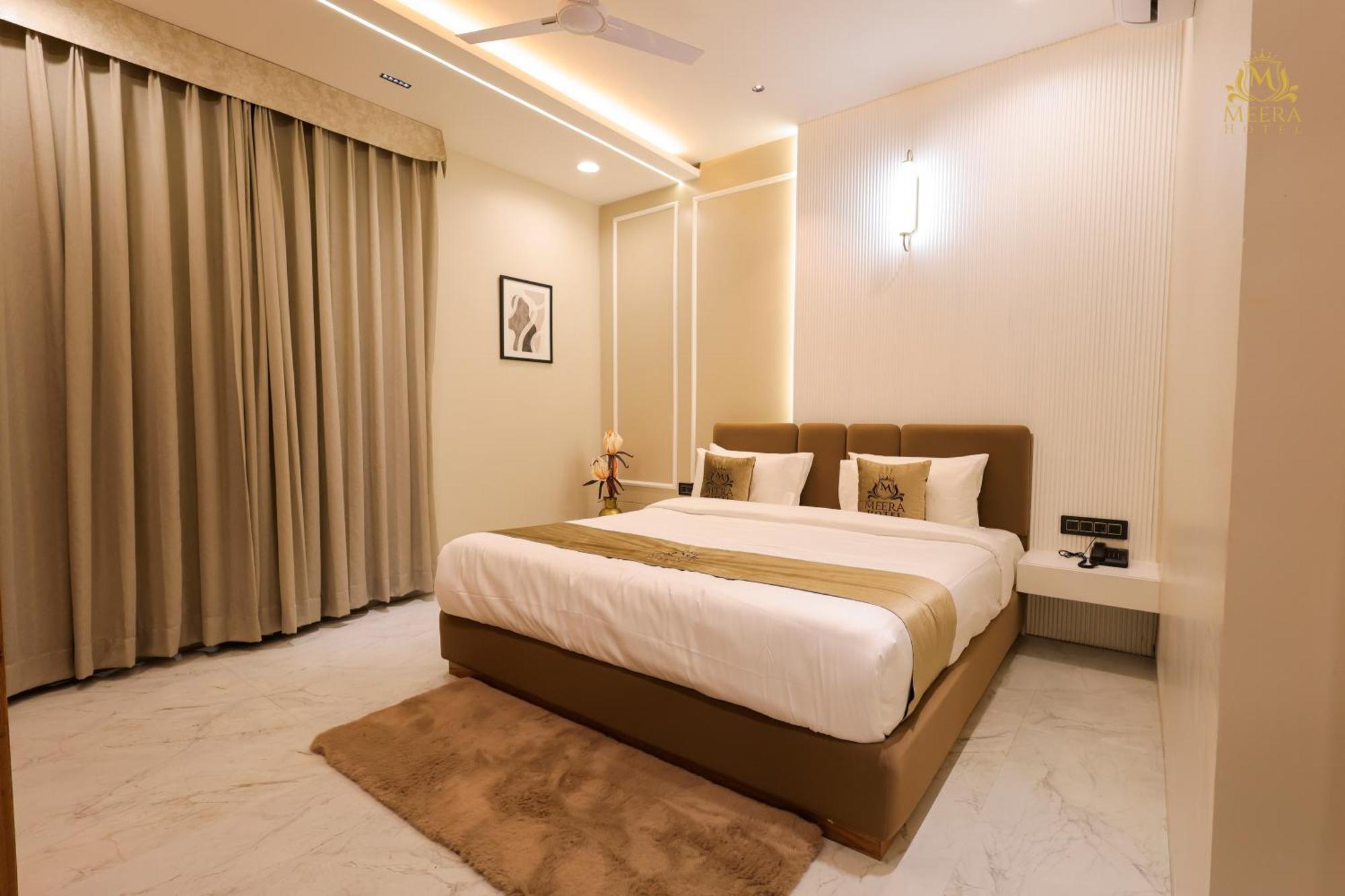 The Meera Hotel 乌贾因 外观 照片