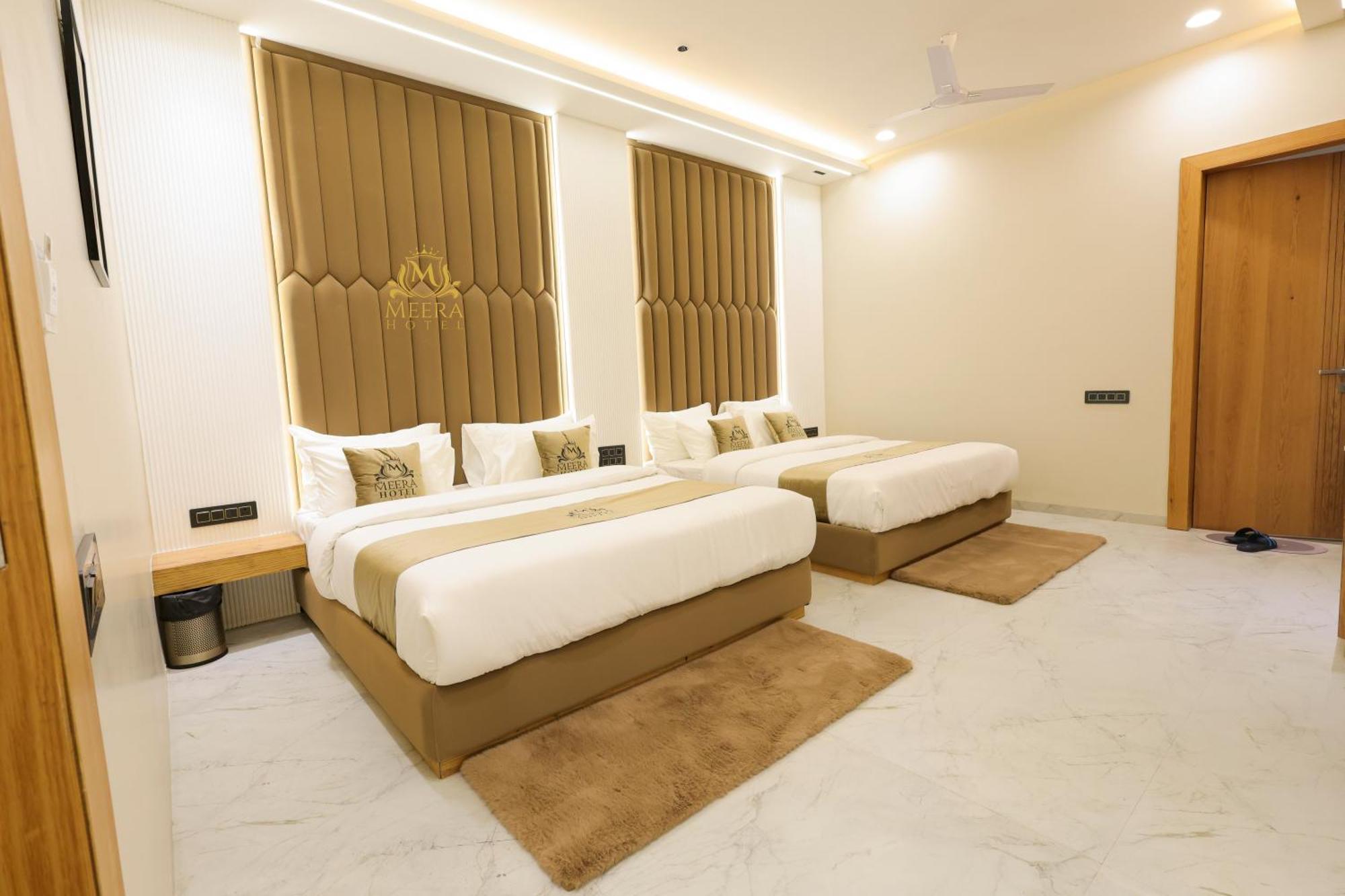 The Meera Hotel 乌贾因 外观 照片